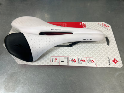 RUBY PRO SADDLE WMN White and Black 155mm (Carbon Rails)